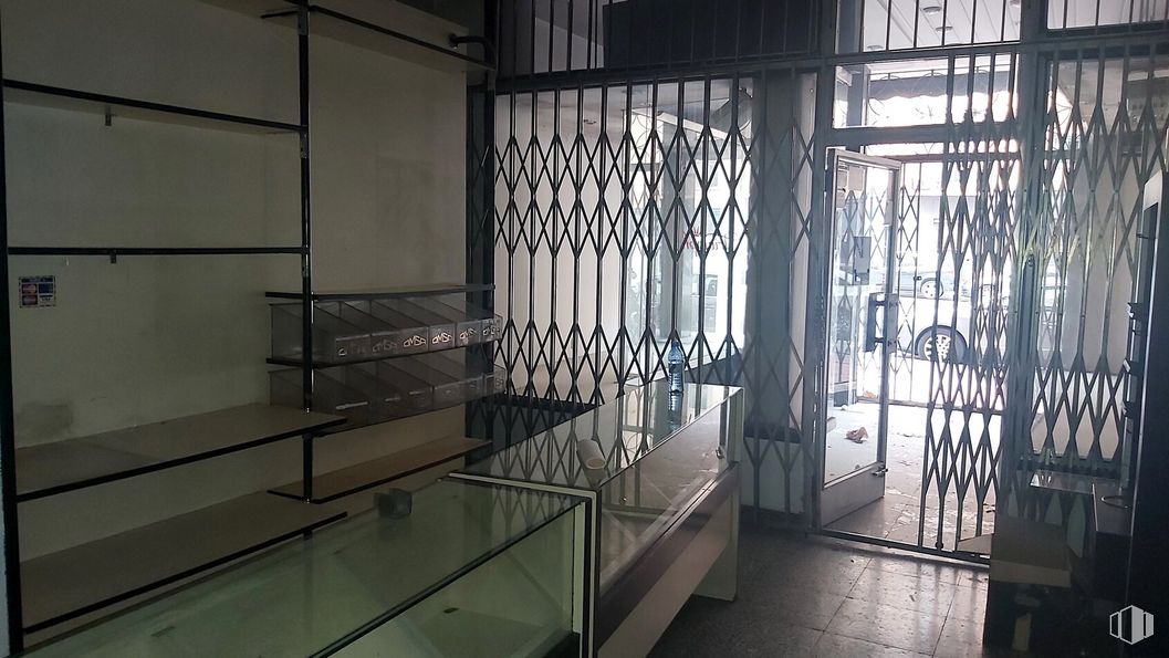 Retail for rent at Paseo Delicias, Arganzuela, Madrid, 28045 with property, building, interior design, glass, ceiling, flooring, fixture, metal, room and daylighting around