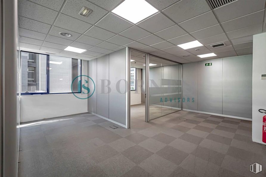 Oficina en alquiler en Edificio Fiteni II, Calle Emilio Vargas, 1, Ciudad Lineal, Madrid, 28043 con alumbrado, edificio, accesorio, suelo, suelos, vidrio, techo, espacio, hall y aluminio alrededor