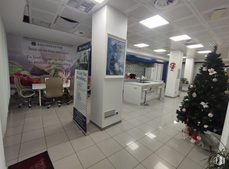 Retail for rent at Avenida Asturias, 57, Tetuán, Madrid, 28035 with chair, christmas tree, table, building, interior design, automotive design, floor, flooring, ceiling and event around