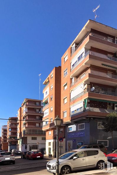 Retail for sale at Calle Virgen de Icíar, 17, Alcorcón, Madrid, 28921 with building, car, tire, wheel, sky, land vehicle, vehicle, window, urban design and tower block around