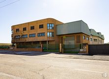 Industrial for sale & for rent at Calle Puerto Navafría, 27, Móstoles, Madrid, 28935 with building, sky, window, asphalt, urban design, neighbourhood, residential area, commercial building, city and facade around