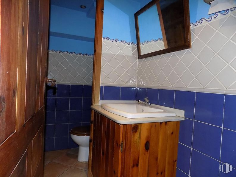 Retail for sale at Zona Centro, Cuenca, 16002 with toilet, bathroom cabinet, sink, mirror, tap, plumbing fixture, property, bathroom sink, bathroom and purple around