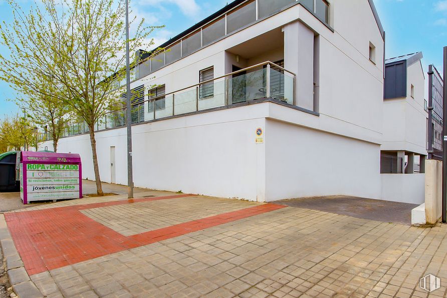 Local en venta en Calle Dinamarca, Meco, Madrid, 28880 con casa, cielo, edificio, ventana, nube, planta, superficie de la carretera, asfalto, árbol y diseño urbano alrededor