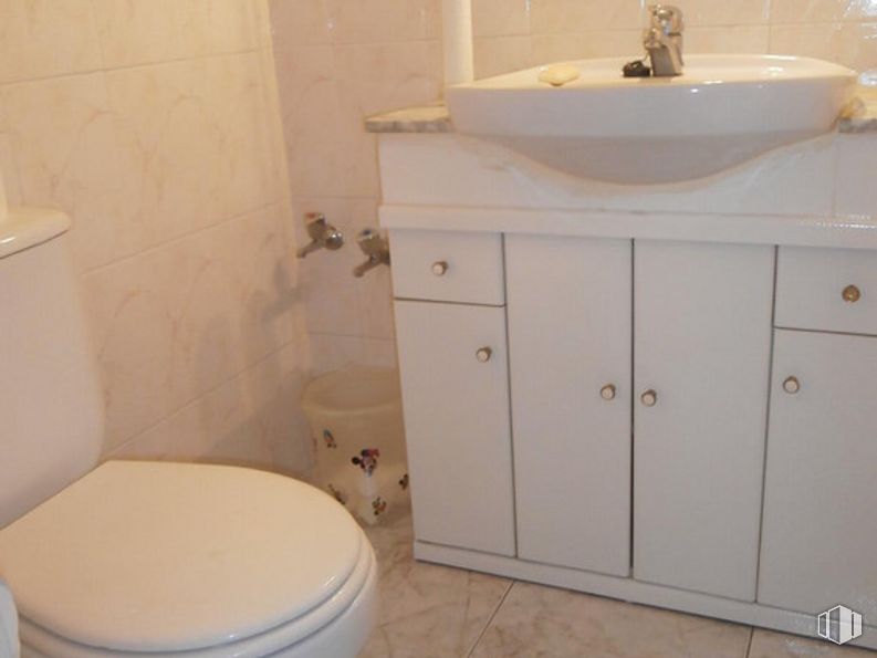 Retail for sale & for rent at Zona Sur, Ávila, 05002 with toilet, sink, bathroom cabinet, cabinetry, plumbing fixture, furniture, bathroom sink, bathroom, tap and purple around