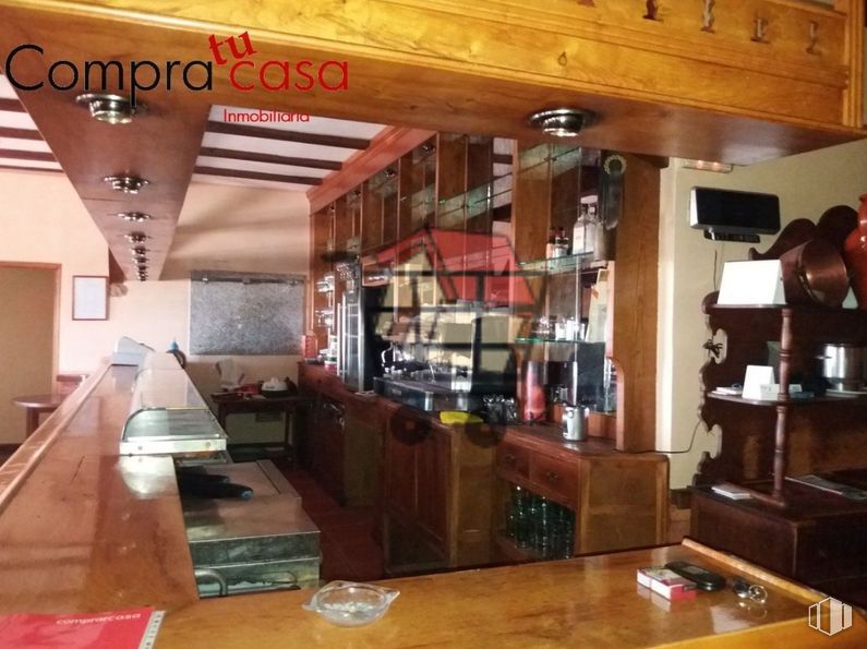 Local en venta en Calle Castejón, Otero de Herreros, Segovia, 40422 con mesa, propiedad, madera, interiorismo, artículos de bar, establecimiento de bebidas, madera, tinte para madera, estante y techo alrededor