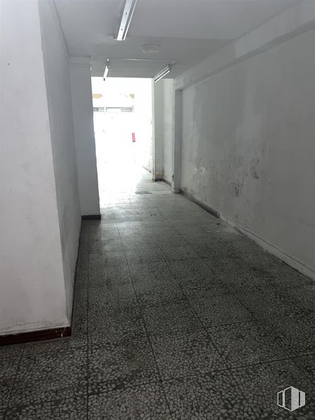 Local en venta en Calle San Lamberto, 13, Ciudad Lineal, Madrid, 28017 con gris, suelo, pared, superficie de la carretera, suelos, material compuesto, gas, asfalto, tintes y matices y hormigón alrededor