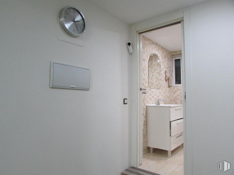 Local en venta en Calle Maestro Serrano, Collado Villalba, Madrid, 28400 con mueble de baño, ebanistería, reloj de pared, reloj, accesorio, edificio, puerta, madera, interiorismo y gris alrededor