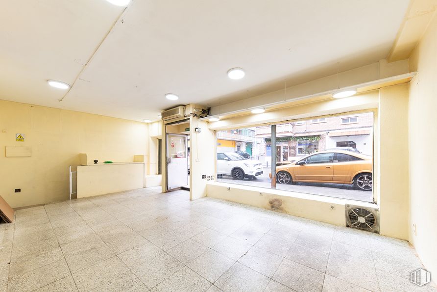 Local en alquiler y venta en Calle San Maximiliano, Ciudad Lineal, Madrid, 28017 con coche, rueda, neumático, puerta, lámpara, techo, suelos, suelo, aparcamiento y limpieza alrededor