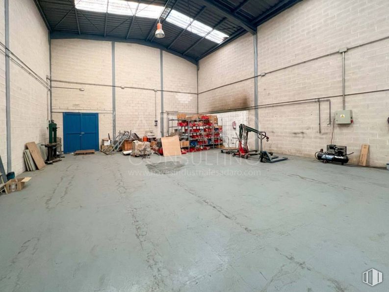 Industrial for rent at Zona industrial, Torrejón de Ardoz, Madrid, 28850 with floor, flooring, ceiling, warehouse, building material, hall, basement, garage, automobile repair shop and workshop around