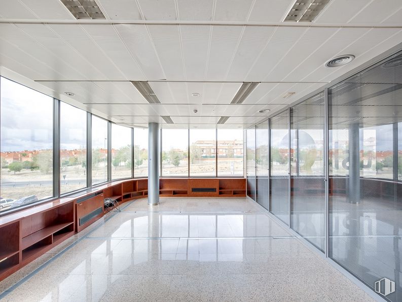 Oficina en alquiler en Calle Carpinteros, 8, Villaviciosa de Odón, Madrid, 28670 con edificio, ventana, accesorio, suelo, piso, madera, bienes raíces, fachada, entrada y vidrio alrededor