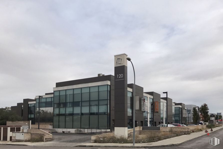 Industrial for sale & for rent at Avenida Madrid, 120 Nave 20, Arganda del Rey, Madrid, 28500 with building, cloud, sky, urban design, street light, commercial building, facade, gas, metropolitan area and asphalt around