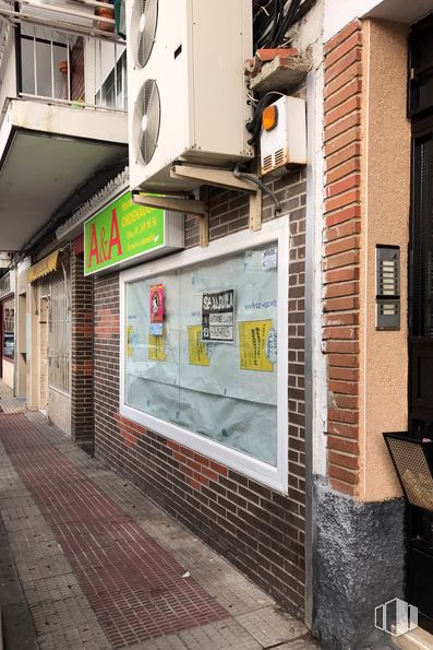 Retail for sale at Calle Santo Tomás de Aquino, 35, Parla, Madrid, 28980 with window, building, road surface, brick, wall, facade, road, gas, sidewalk and city around