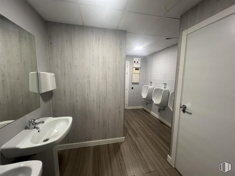 Oficina en alquiler en Carretera A Coruña, Las Rozas de Madrid, Madrid, 28230 con puerta, fregadero, lavabo, grifo, accesorio, accesorios de fontanería, cuarto de baño, madera, edificio y suelos alrededor