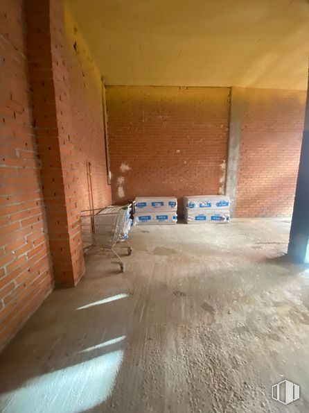 Retail for rent at Calle Alemania, Azuqueca de Henares, Guadalajara, 19200 with table top, wood, building, floor, flooring, brick, hardwood, ceiling, tints and shades and house around