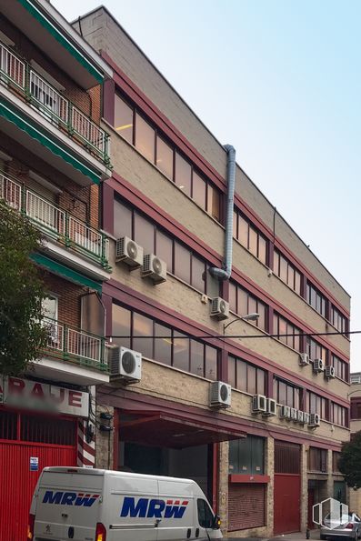 Oficina en venta en Calle Belmonte de Tajo, Carabanchel, Madrid, 28019 con edificio, rueda, vehículo terrestre, neumático, coche, ventana, cielo, vehículo, vehículo motorizado y camioneta alrededor