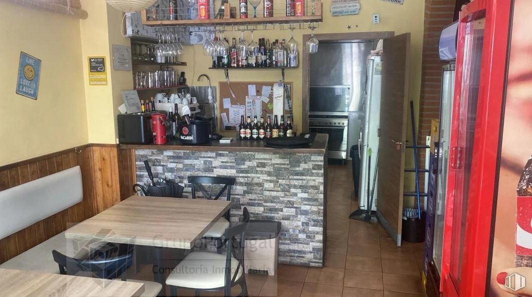 Local en alquiler en Zona Sureste, Torrejón de Ardoz, Madrid, 28850 con silla, mesa, marco, botella, barware, interiorismo, madera, edificio, vajilla y estante alrededor