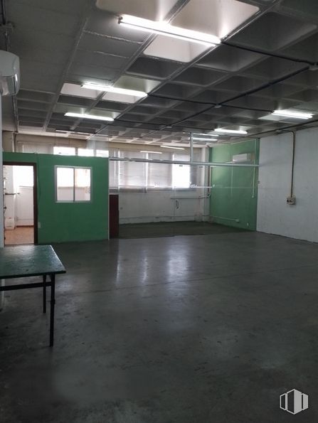 Industrial for rent at Calle Gamonal, 5, Villa de Vallecas, Madrid, 28031 with table, window, property, building, hall, interior design, floor, flooring, house and chair around