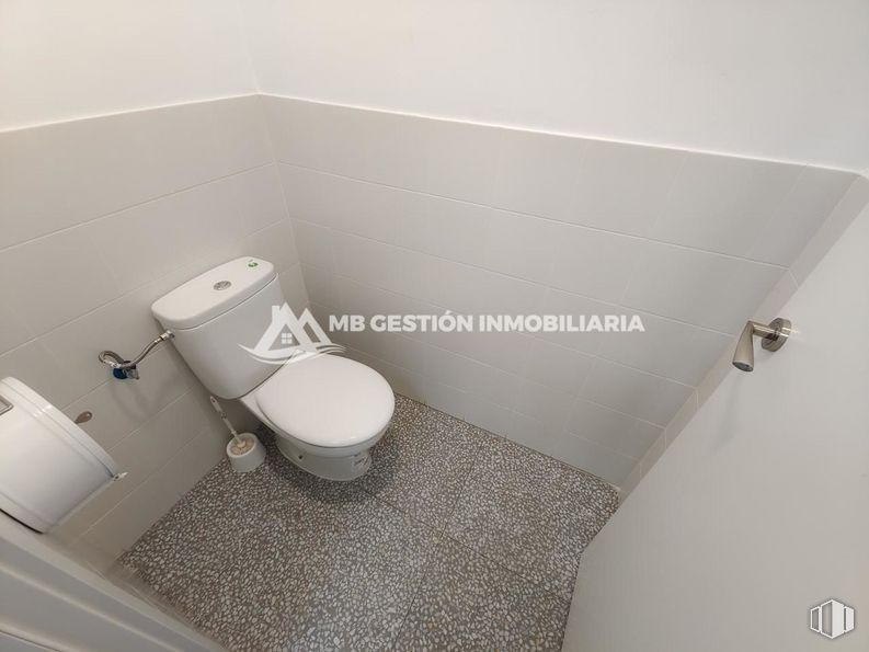 Local en alquiler en Calle Portugal, Fuenlabrada, Madrid, 28942 con inodoro, asiento del inodoro, accesorios de fontanería, lavabo, cuarto de baño, papel higienico, toallero de papel, portarrollos de papel higiénico, suministro doméstico y grifo alrededor