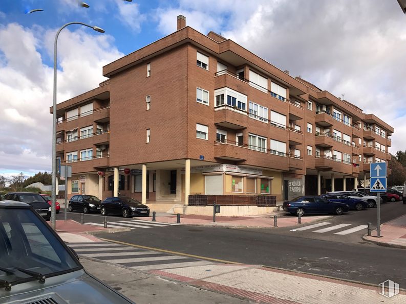 Retail for rent at Avenida Burgos, 14, Guadalajara, 19005 with car, building, cloud, sky, window, street light, vehicle, infrastructure, automotive lighting and urban design around