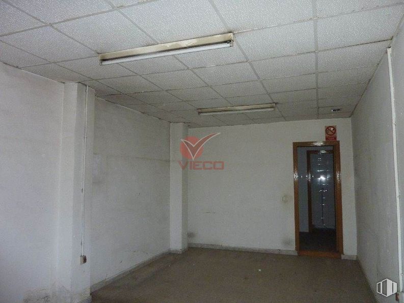 Local en alquiler en Barrio de Los Tiradores, Cuenca, 16001 con puerta, edificio, suelo, piso, accesorio, pasillo, techo, madera, material compuesto y yeso alrededor