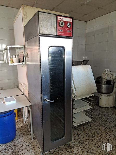 Retail for rent at Calle Pintor Velázquez, Móstoles, Madrid, 28933 with refrigerator, waste container, container, kitchen appliance, major appliance, machine, home appliance, steel and aluminium around