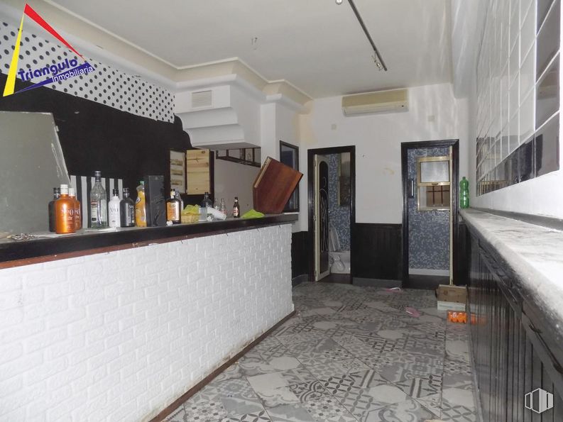 Retail for sale & for rent at Casco Antiguo, Segovia, 40001 with property, interior design, door, building, picture frame, wood, floor, cabinetry, houseplant and flooring around