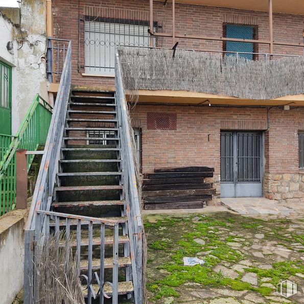 Retail for sale at Zona Centro, Piñuécar-Gandullas, Madrid, 28737 with door, window, property, building, wood, fixture, brickwork, stairs, brick and rural area around