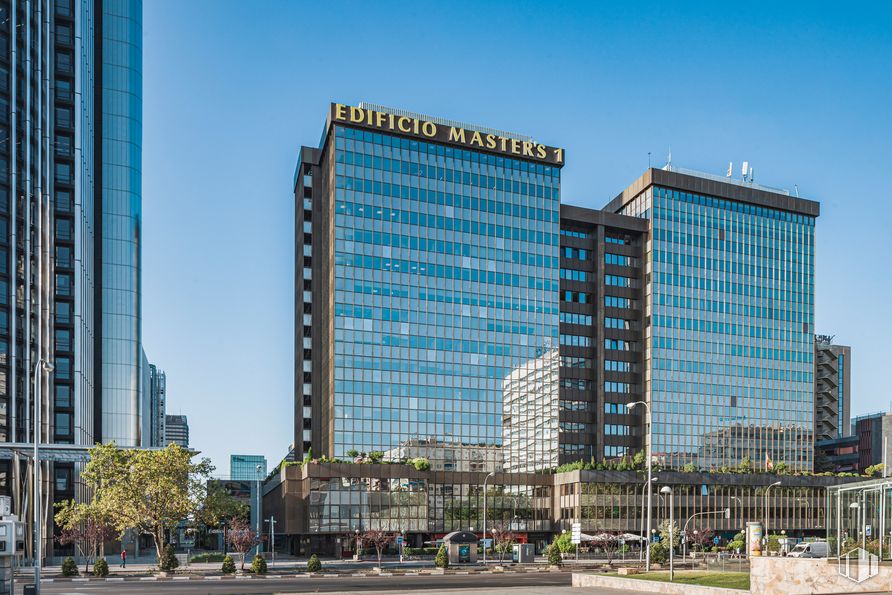 Oficina en alquiler en Edificio Masters I, Avenida General Perón, 38 B, Tetuán, Madrid, 28046 con edificio, cielo, día, rascacielos, planta, luz de la calle, torre, árbol, diseño urbano y bloque de torre alrededor