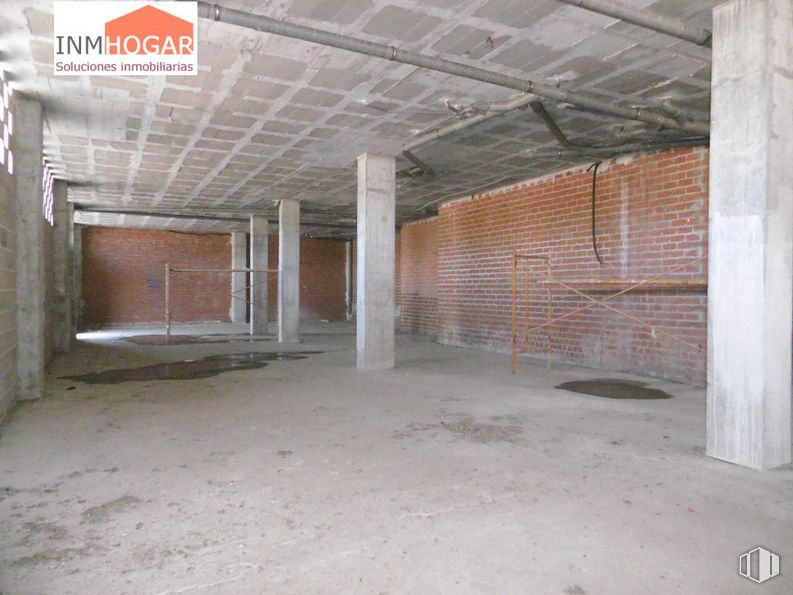 Retail for rent at Zona sur, Ávila, 05002 with property, building, wood, hall, house, flooring, floor, brick, beam and brickwork around