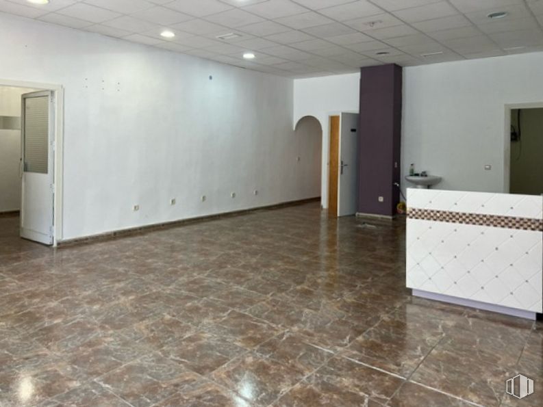 Retail for rent at Zona Escritores, Leganés, Madrid, 28912 with fixture, flooring, hall, wood, interior design, floor, building, tile flooring, hardwood and building material around