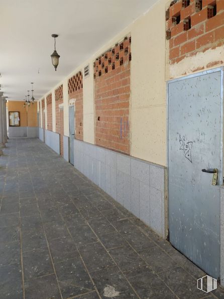 Local en alquiler y venta en Centro urbano, Cabanillas de la Sierra, Madrid, 28721 con puerta, superficie de la carretera, ladrillo, suelo, madera, suelos, albañilería, fachada, tintes y matices y carretera alrededor