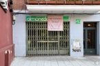 Retail for sale at Calle Marqués de Viana, 40, Tetuán, Madrid, 28039 with door, building, fixture, wood, architecture, wall, font, house, facade and gas around