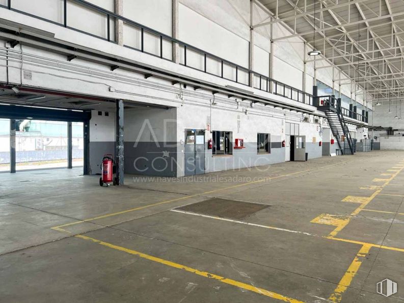 Industrial for rent at Calle Gamonal, Villa de Vallecas, Madrid, 28031 with building, field house, floor, parking, flooring, gas, asphalt, city, urban area and parking lot around