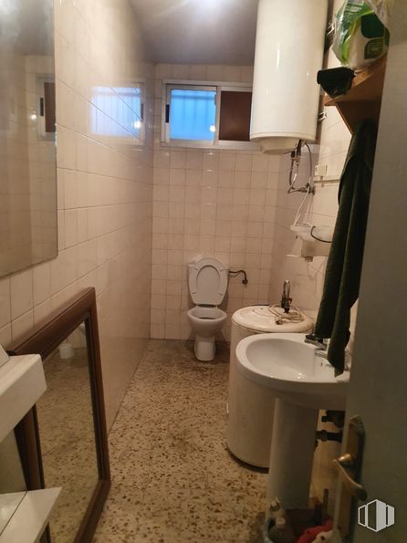 Industrial for sale at Polígono de La Ermita, El Viso de San Juan, Toledo, 45215 with toilet, sink, toilet seat, flooring, floor, plumbing fixture, bathroom, interior design, plumbing and bathroom sink around