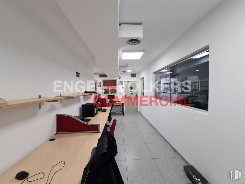 Nave en alquiler y venta en Calle Conde de Vilches, Salamanca, Madrid, 28028 con alumbrado, edificio, suelo, accesorio, piso, diseño automotriz, silla de oficina, maletas y bolsos, techo y pasillo alrededor