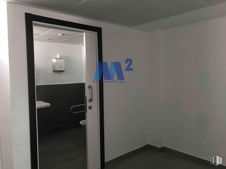 Local en venta en Zona Alcobendas, Alcobendas, Madrid, 28100 con puerta, suelos, suelo, techo, manija de la puerta, puerta de casa, cerradura y llave, cerrojo muerto, limpieza y ferretería doméstica alrededor