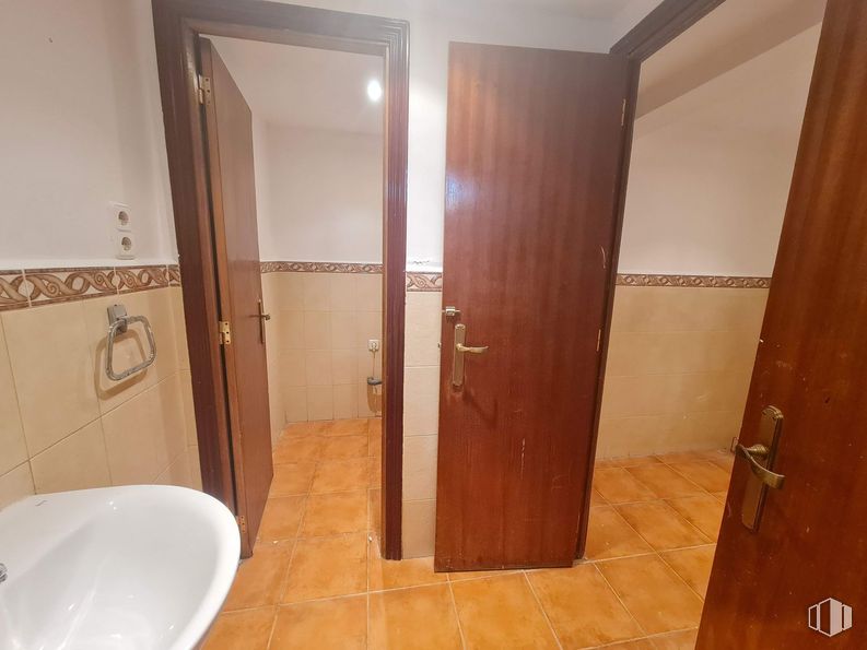 Local en venta en Zona Centro, San Fernando de Henares, Madrid, 28030 con puerta, fregadero, accesorios de fontanería, accesorio, madera, casa, cuarto de baño, interiorismo, suelo y grifo alrededor