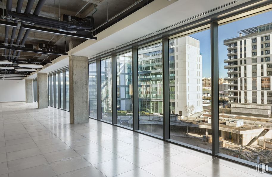 Office for rent at Madnum. Edificio Austral, Calle Méndez Álvaro, 61, Arganzuela, Madrid, 28045 with building, window, fixture, floor, condominium, glass, commercial building, facade, flooring and city around