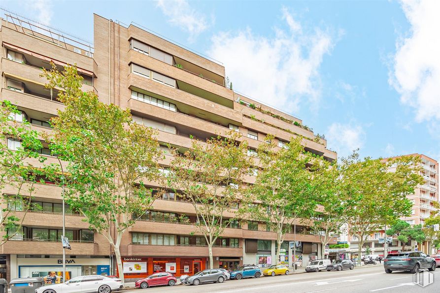 Local en venta en Paseo San Francisco Sales, Chamberí, Madrid, 28003 con edificio, coche, nube, cielo, rueda, neumático, vehículo, árbol, condominio y bloque de pisos alrededor