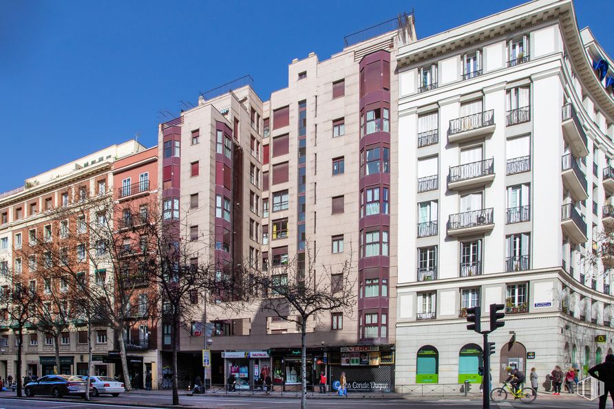 Retail for rent at Calle Alberto Aguilera, 4, Chamberí, Madrid, 28015 with building, sky, daytime, property, window, urban design, tree, tower block, condominium and residential area around