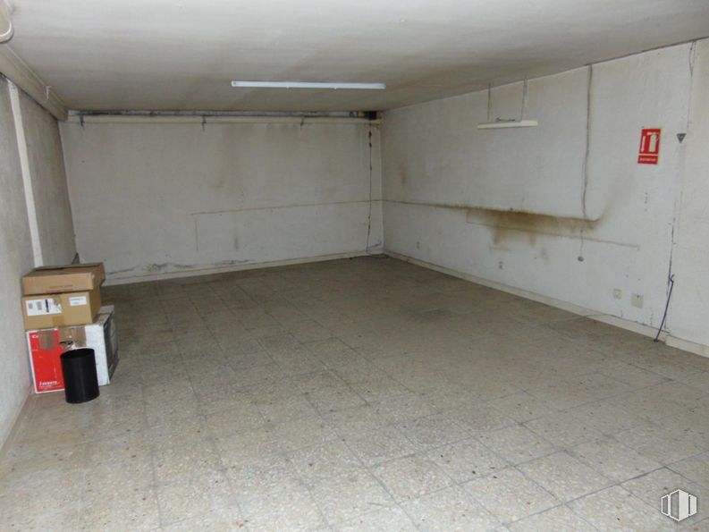 Retail for rent at Paseo Santo Tomás, Ávila, 05003 with packaged goods, lighting, fixture, floor, flooring, shipping box, building, window, hall and ceiling around