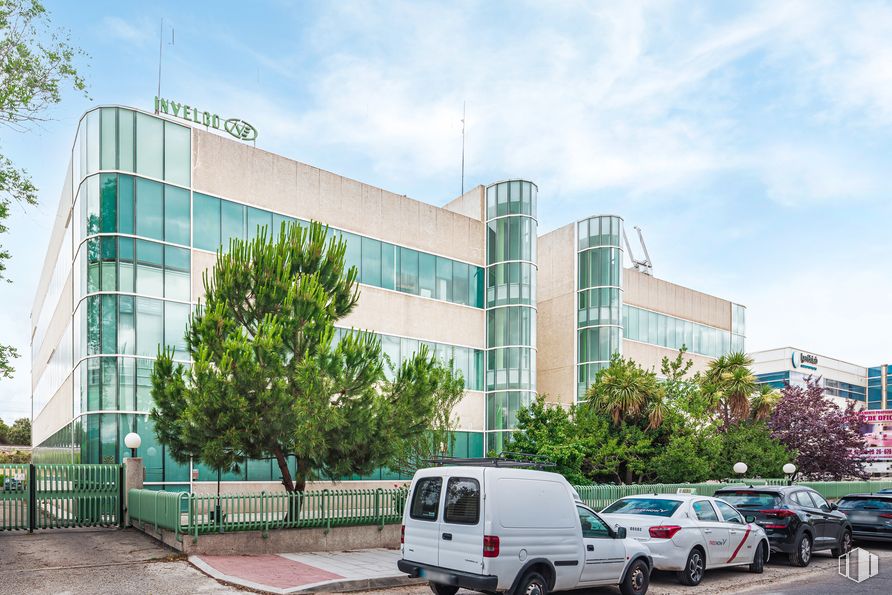 Oficina en alquiler en Edificio Oficant, Ronda Poniente, 15, Tres Cantos, Madrid, 28760 con camioneta, coche, edificio, nube, luz de estacionamiento automotriz, cielo, vehículo terrestre, propiedad, vehículo y neumático alrededor