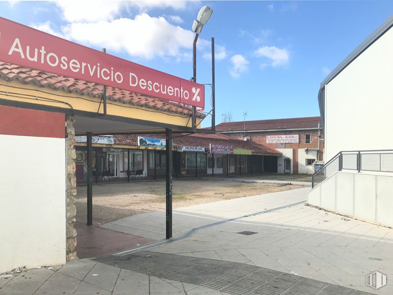 Local en venta en Avenida Luxemburgo, 34, Nuevo Baztán, Madrid, 28514 con edificio, nube, cielo, luz de la calle, alumbrado, arquitectura, sombra, superficie de carretera, asfalto y espacio público alrededor