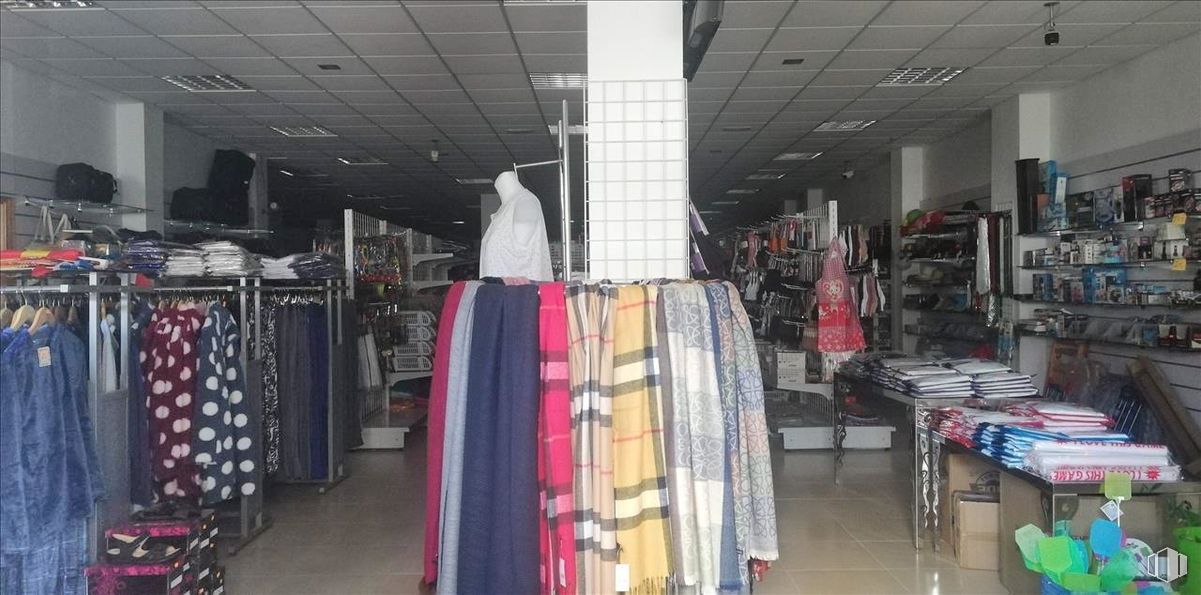 Local en venta en Calle Jardín, Miguel Esteban, Toledo, 45830 con manguito, cliente, venta al por menor, percha, diseño automovilístico, servicio, camiseta, diseño de moda, evento y tienda alrededor