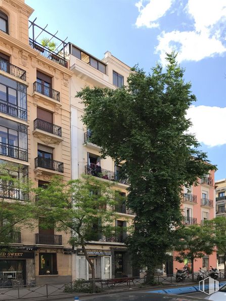 Local en alquiler en Calle Guzmán El Bueno, 47, Chamberí, Madrid, 28015 con cielo, nube, edificio, durante el día, propiedad, ventana, diseño urbano, arquitectura, árbol y barrio alrededor