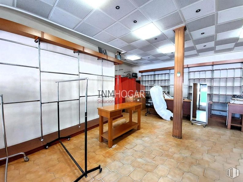 Retail for sale at Plaza Arrabal, Arévalo, Ávila, 05200 with wood, interior design, flooring, real estate, ceiling, fixture, hall, space, hardwood and glass around