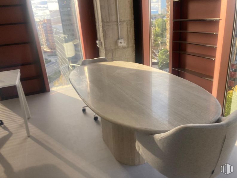 Oficina en alquiler en Edificio Bronce, Avenida Burgos, 8 A, Chamartín, Madrid, 28036 con silla, mesa, mesa, mueble, edificio, madera, interiorismo, suelos, sombra y suelo alrededor