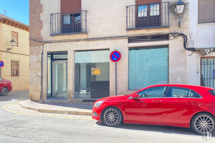 Retail for rent at Calle Benito Hortelano, 5, Chinchón, Madrid, 28370 with wheel, car, building, tire, land vehicle, window, vehicle, automotive lighting, blue and automotive tire around