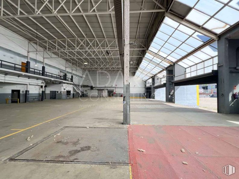 Industrial for rent at Calle Gamonal, Villa de Vallecas, Madrid, 28031 with building, architecture, floor, flooring, city, shade, road surface, asphalt, parking and commercial building around