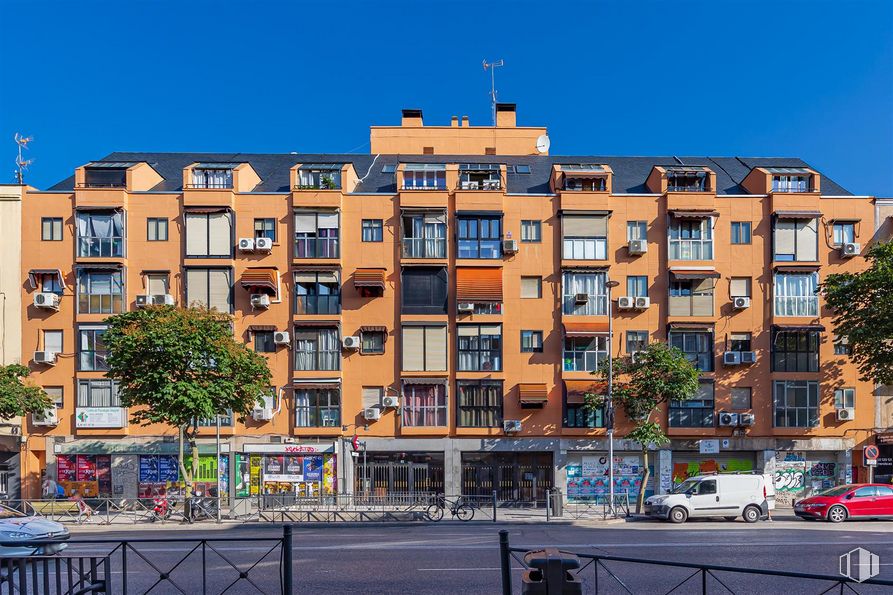 Retail for sale at Calle General Ricardos, Carabanchel, Madrid, 28019 with building, sky, daytime, window, tire, wheel, urban design, tree, architecture and tower block around